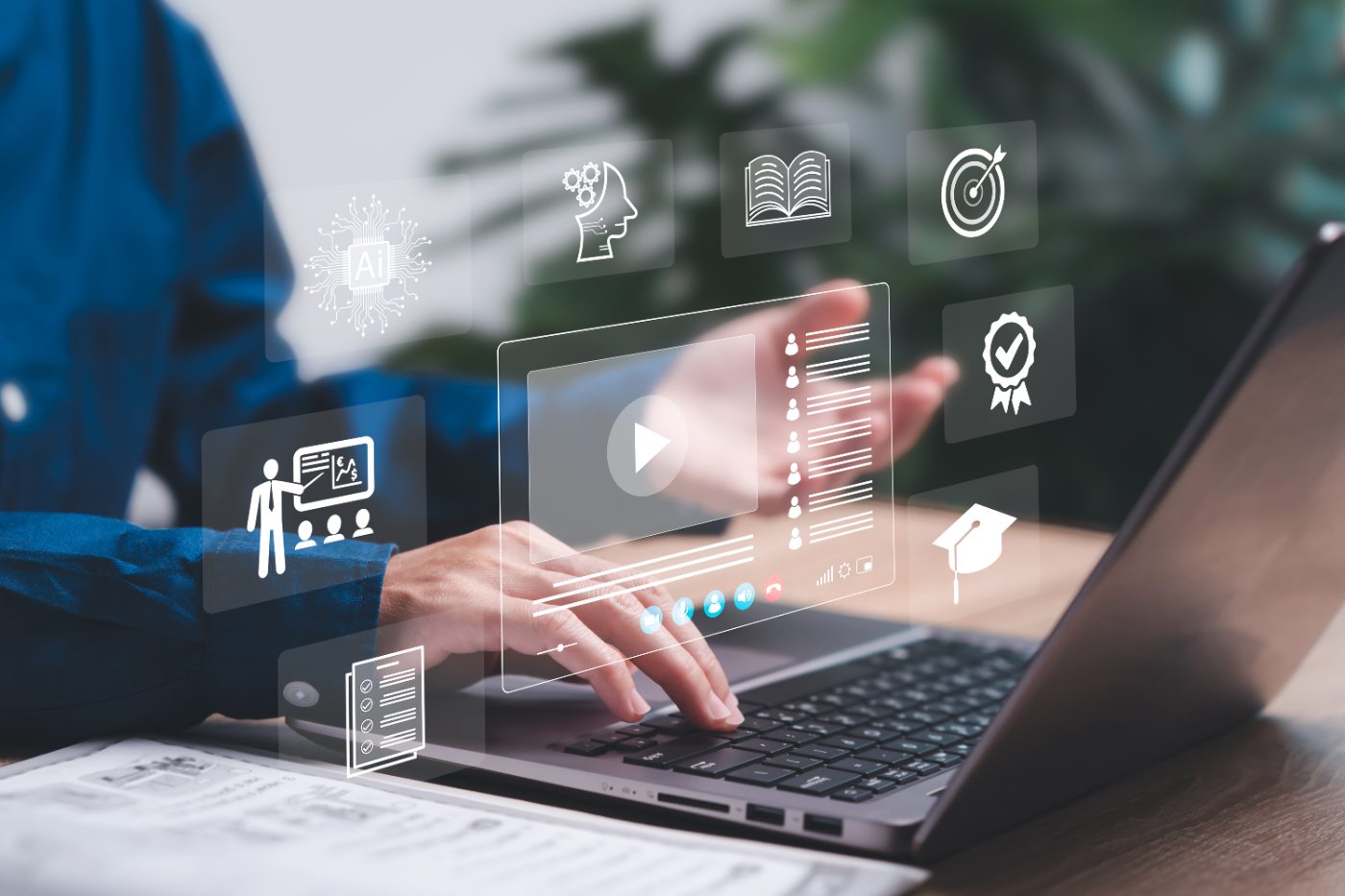 Person arbeitet am Laptop, darüber schweben digitale Symbole für Online-Lernen und Künstliche Intelligenz